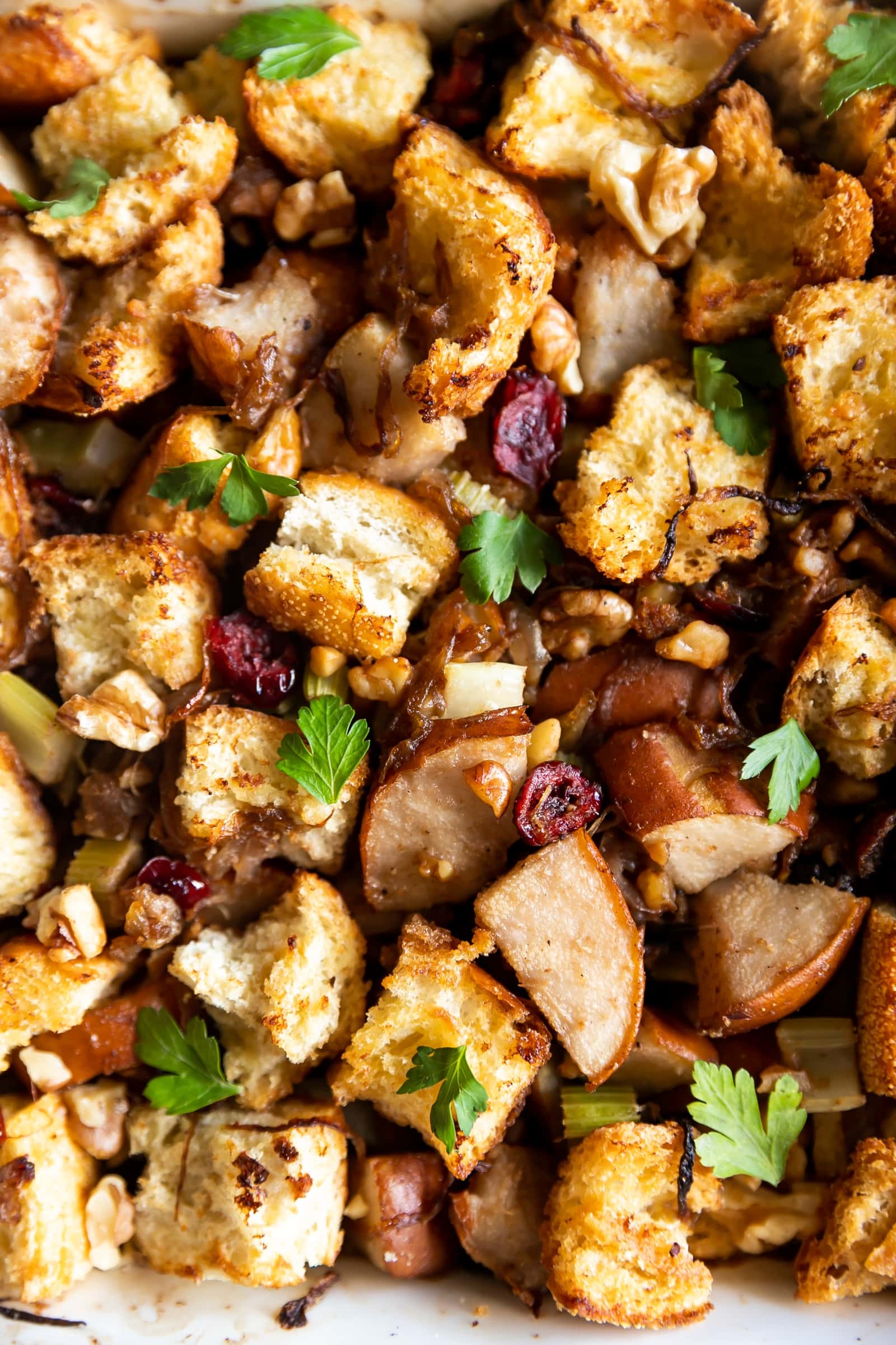 Caramelized Onion Pear & Walnut Stuffing. A flavorful and easy-to-make Thanksgiving stuffing made with caramelized onions, pears, celery, walnuts, and dried cranberries. #stuffing #thanksgiving