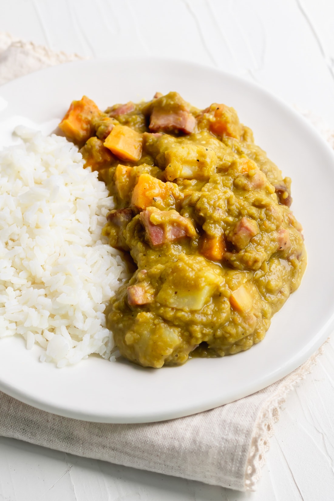 chicharos cubanos with white rice on a plate